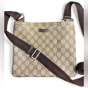Gucci GG Supreme Flat Messenger Crossbody Bag with callout